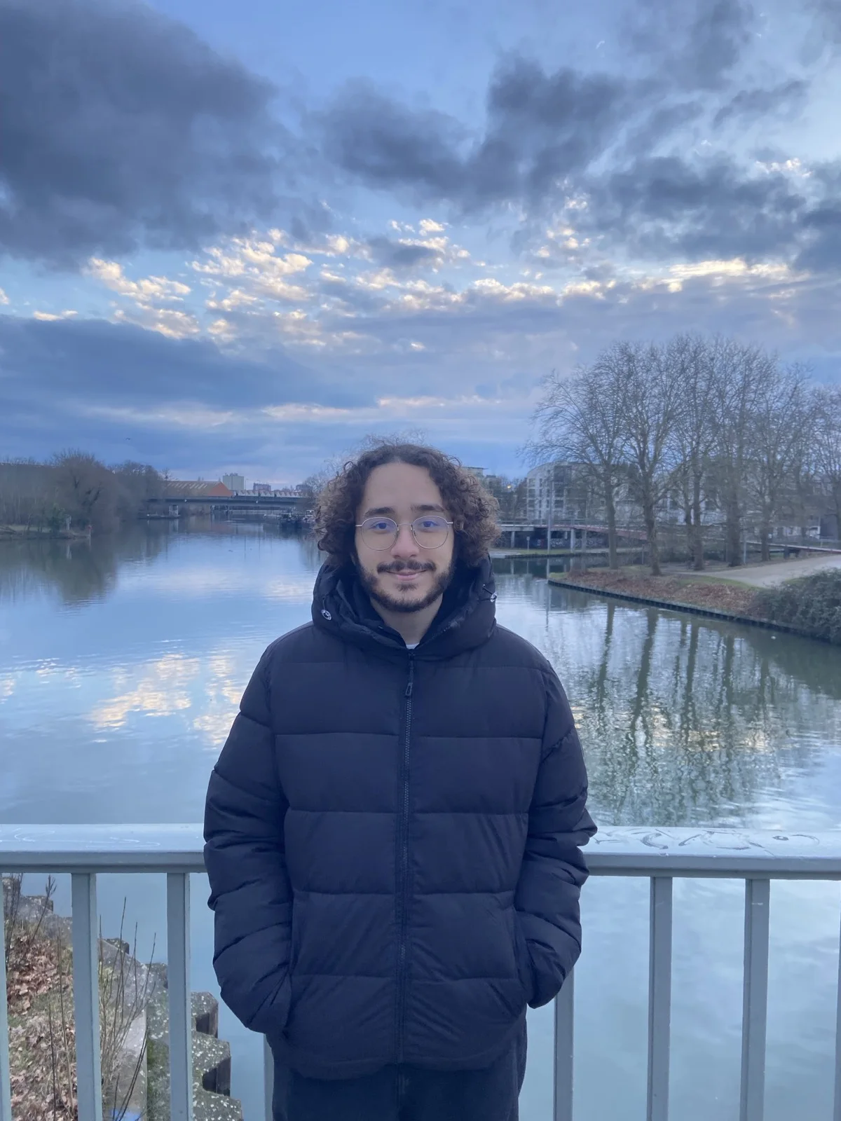 Portrait d'Othmane Ettaqi au bord de l'eau